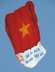 Kites reiterate Vietnam’s sovereignty over Hoang Sa soar in Hoi An