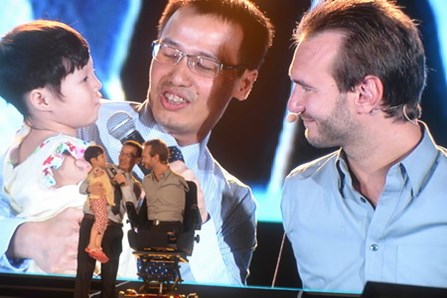 Nick Vujicic inspires Vietnamese youths again