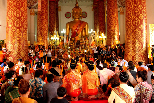  Laos’ people holding a ceremony at Inpeng pagoda.