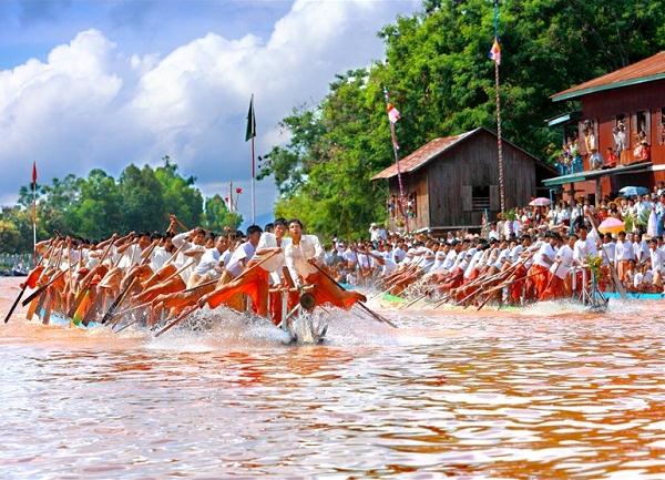 The leg-rowing boat race in Phaung Daw OO Pagoda’s Festival