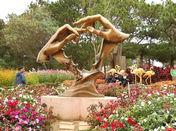 The statue of beautiful love in the valley that man gives his girlfriend ring, which is a custom and norm of Vietnam as well as others