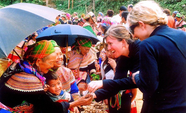  Happy Sapa’s people with their lovely handmade crafts