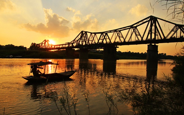  Long Bien Bridge – the historical witness of the city