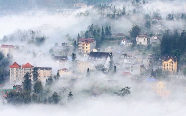 Cold fog suddenly appears then covers the whole town