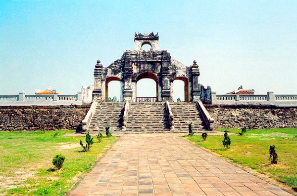 Dien Thanh Mon, the gate leading to the main temple