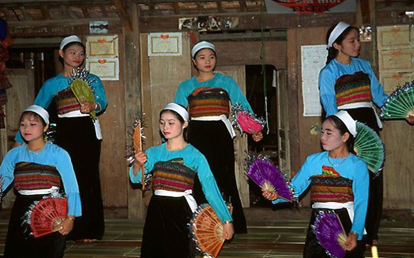 Thai ethnic young girls are performing their traditional Xoe Dance