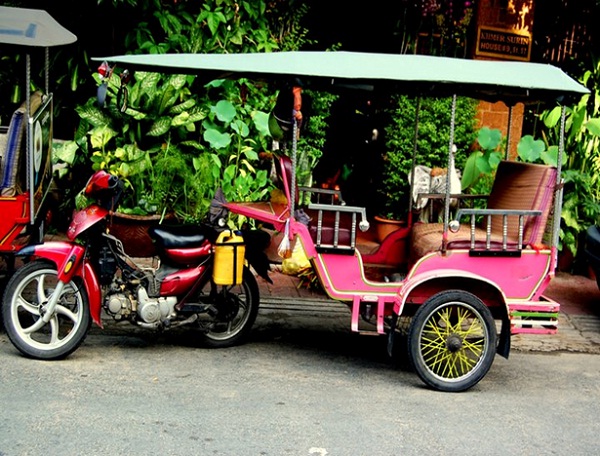 How to get on a tuk tuk Phnom Penh to travel around
