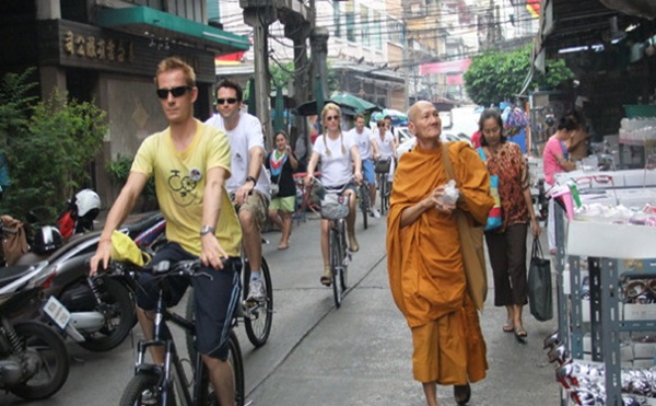  Travellers enjoy discovering Bangkok by bike