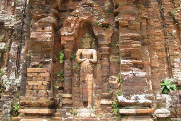 Stone sculptures shaped goddesses