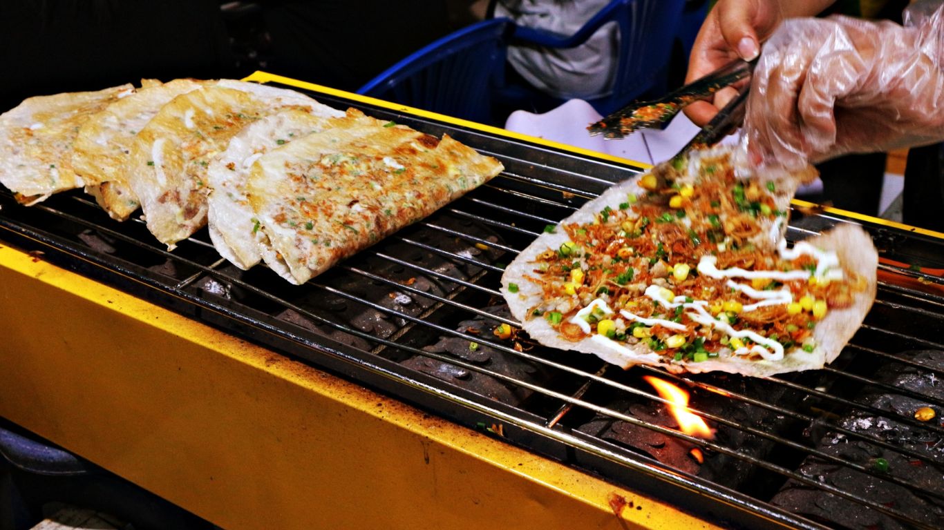 Vietnamese – style pizza in Da Lat market