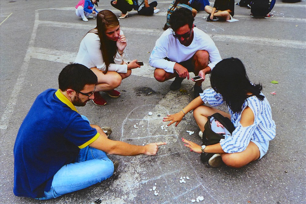 Travelers join Vietnam traditional games in Hanoi Old Quater