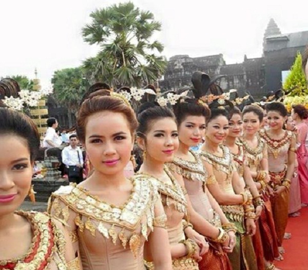 Khmer women in traditional dress