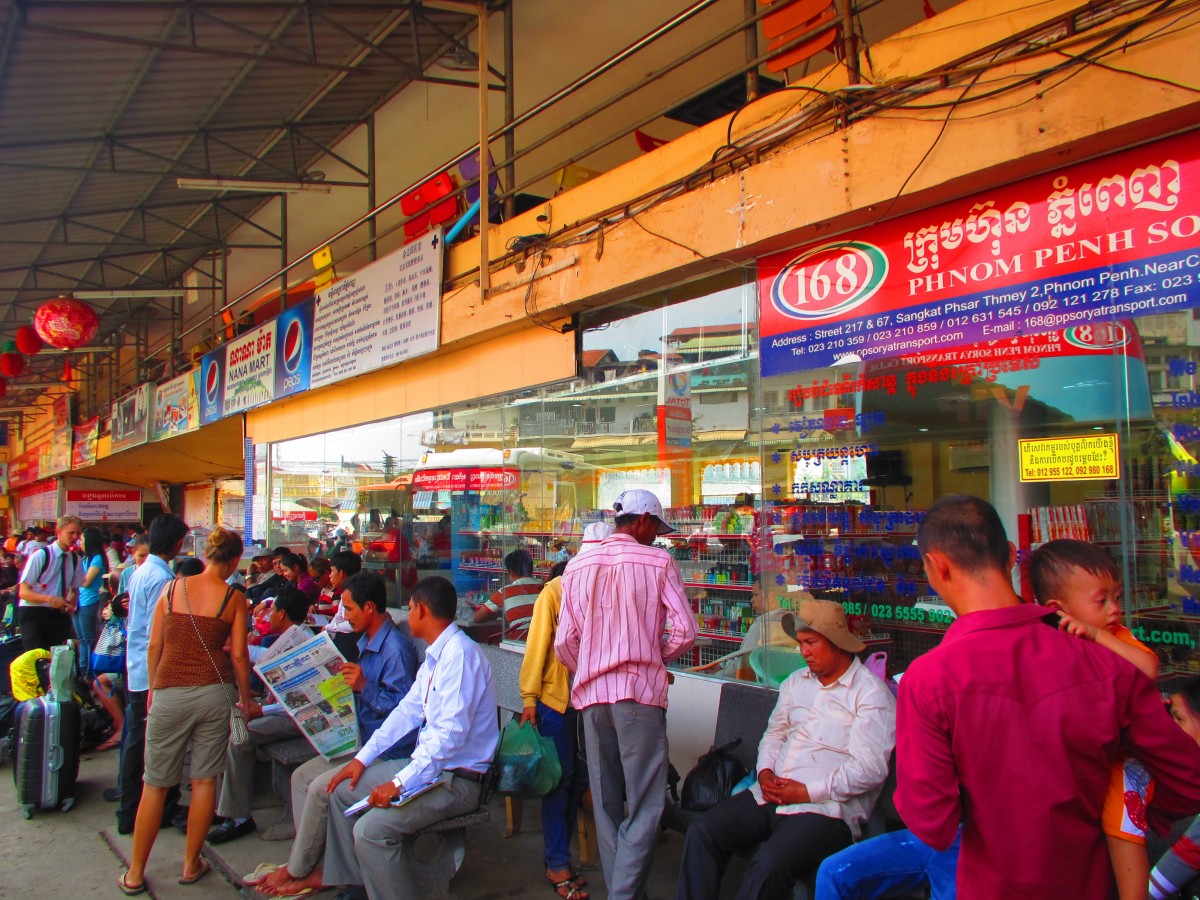 Phnom-Penh-bus-station-in-busy-time