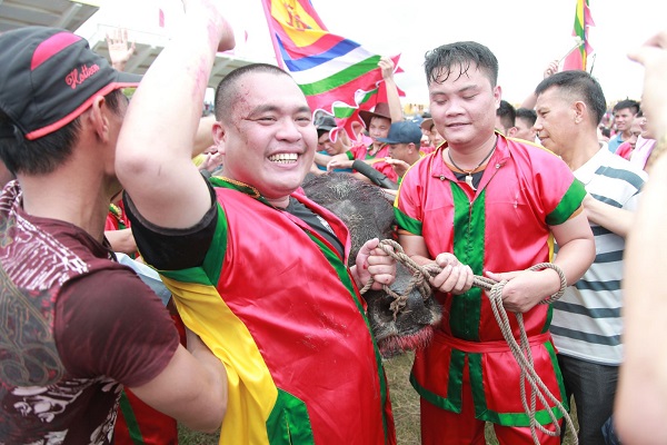 The-happiness-of-the-winners-in-Buffalo-Fighting-Festival-in-Do-Son-Viet-Nam-2016