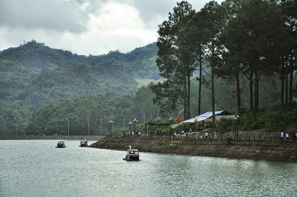 The-peace-of-pine-forest-in-Ban-Ang-which-you-can-enjoy-when-traveling-Moc-Chau-in-December