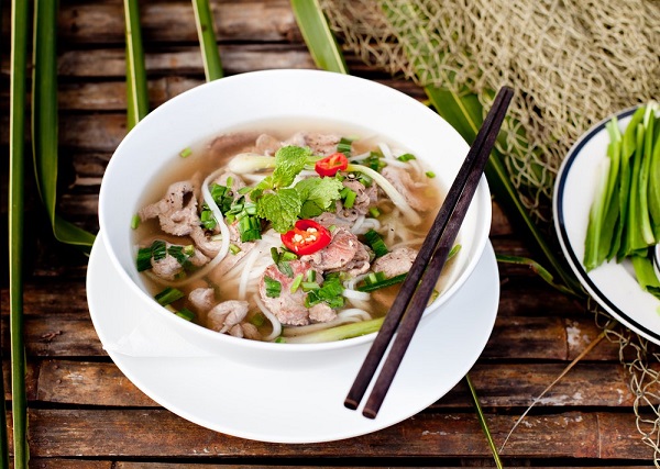 Learn-how-to-eat-Pho