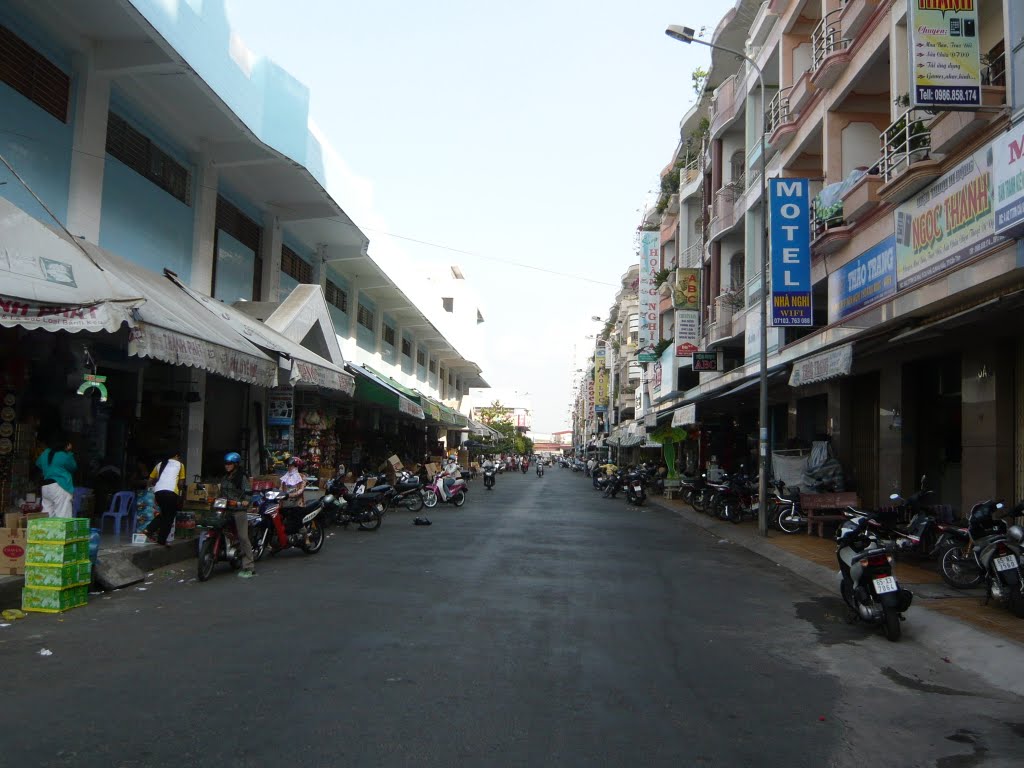 A side street of Cai Khe market