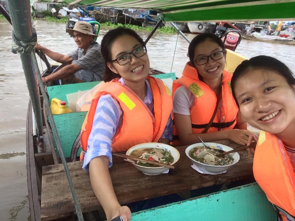 Having breakfast in Cai Rang floating market worth your trying