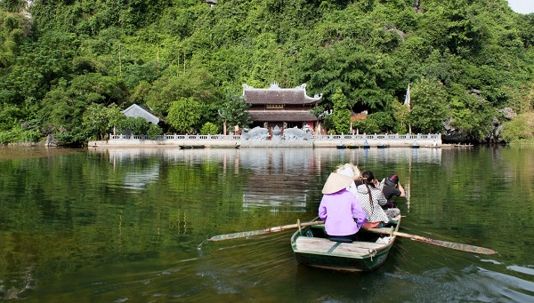 A boat trip to enjoy the beauty of Trang An