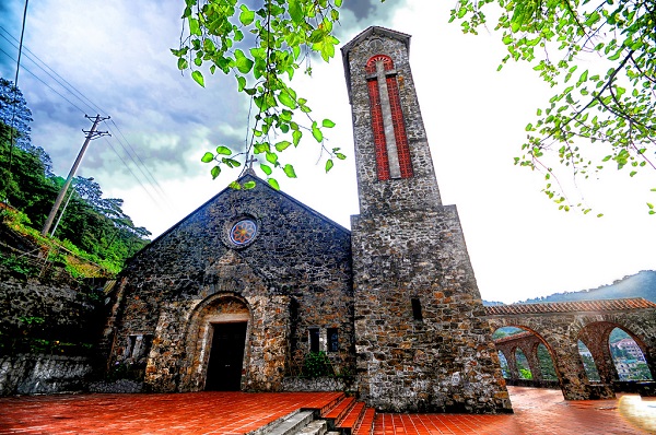 Ancient-Rock-Church-in-Tam-Dao