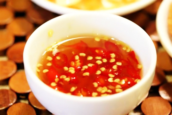 Enjoy ‘Pho Cuon’ with a sweet dipping sauce cup