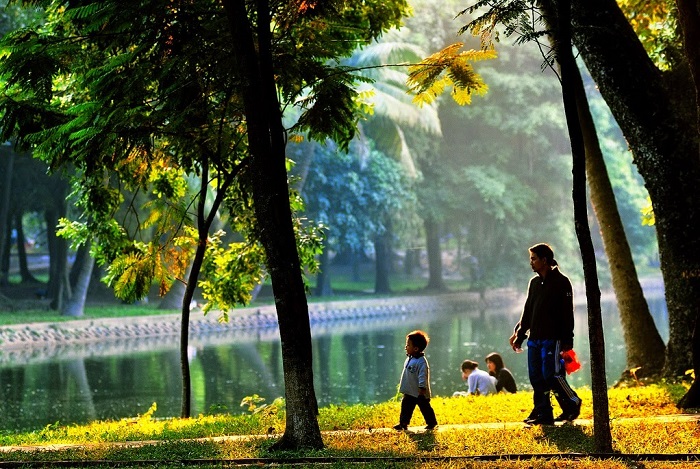 Hanoi in autumn has a unique beauty on the quiet streets