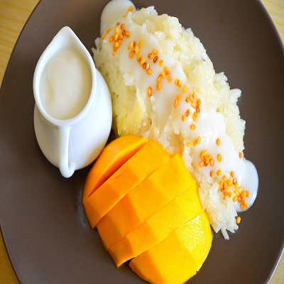 Tourists-can-enjoy-the-delicous-mango-sticky-rice-on-street-of-Thailand