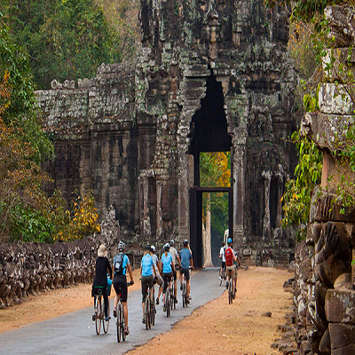 Tourists’-cycle-straight-to-the-Angkor-Thom