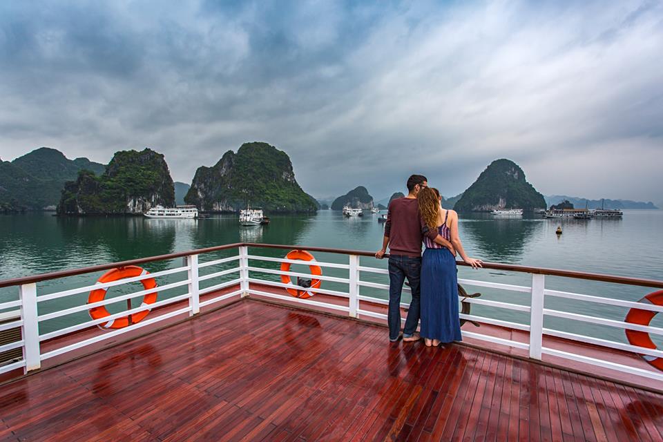 enjoy cruise in Halong