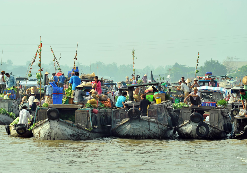 sampan boat to the Cai Rang floating market