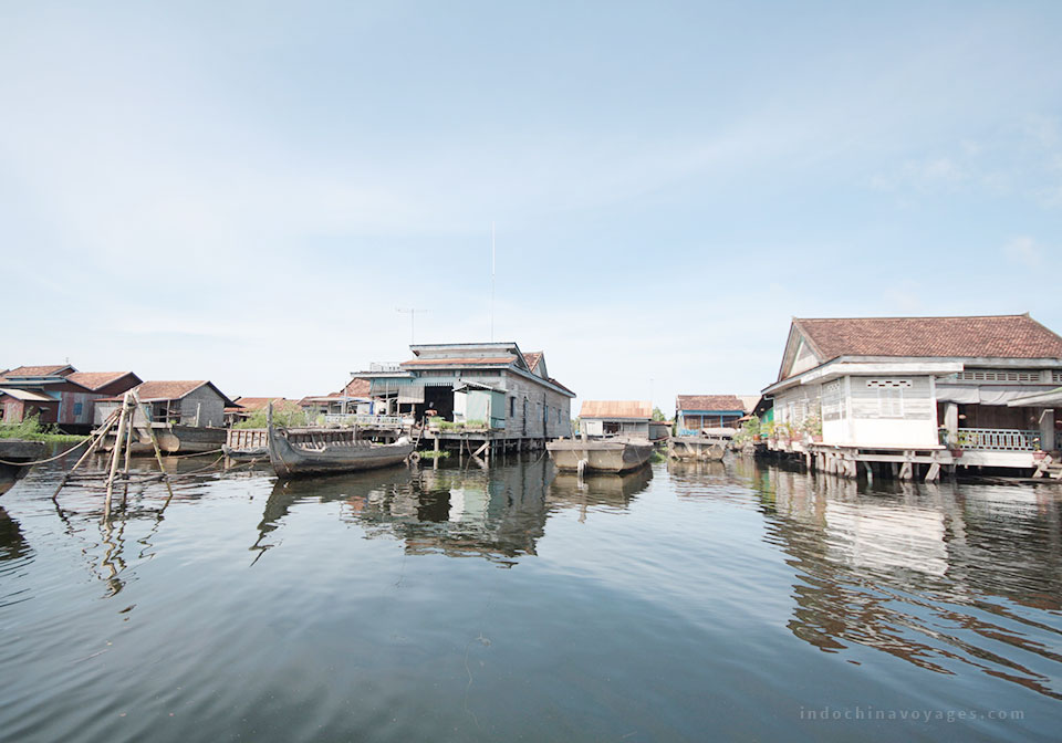 Travel by speed boat to Siem Reap along the Sangkar River