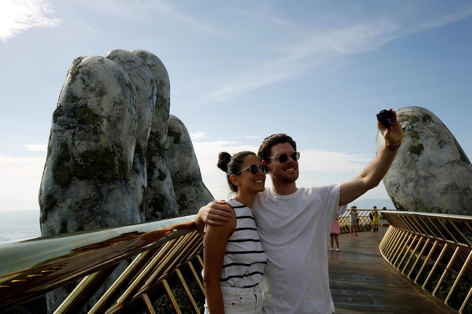 Taking selfies on “the border” between paradise and the earth