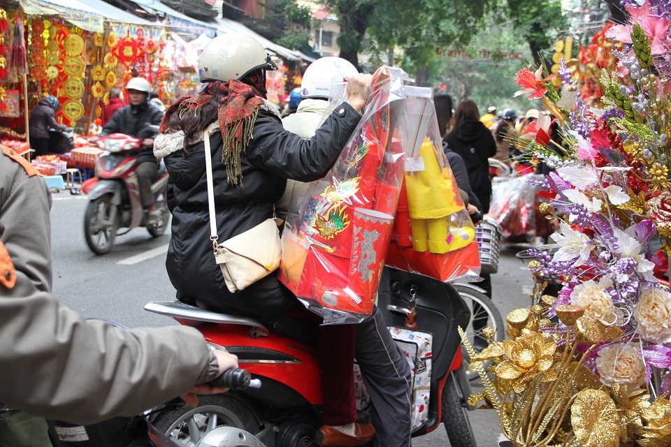 People buy offerings to dedicate for the Kitchen God on 23rd of Dec in Lunar Calendar