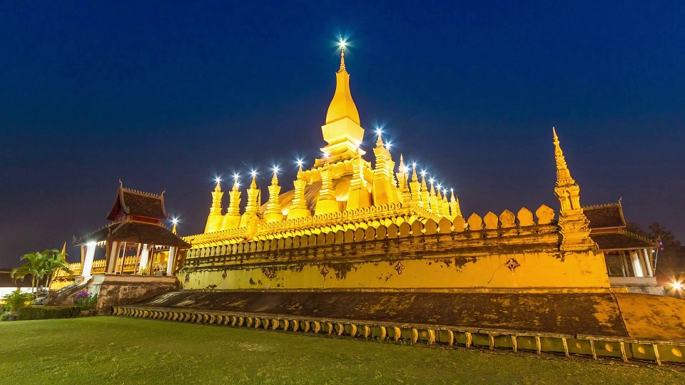 Pha That Luang at night