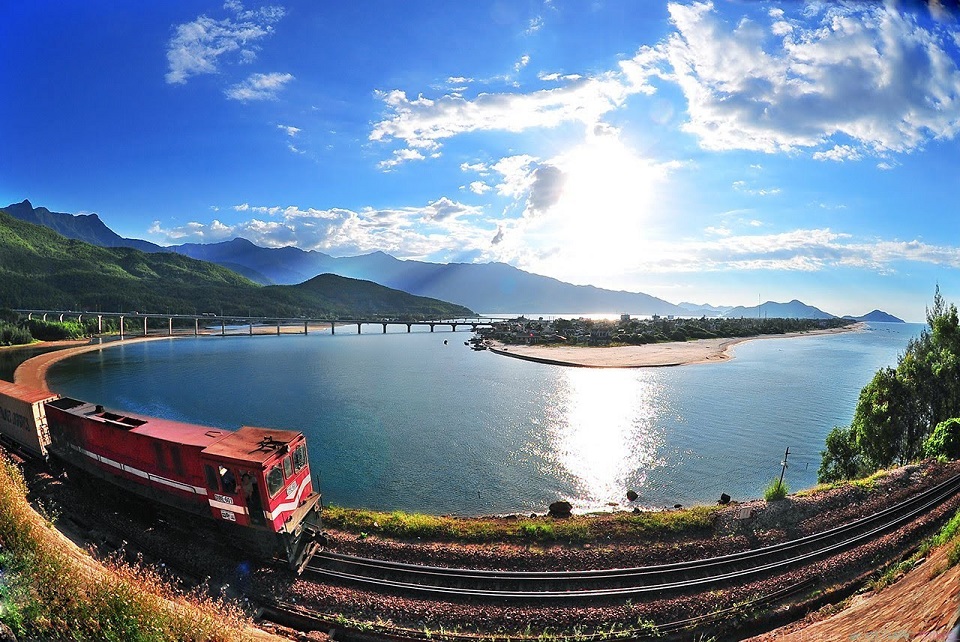 Explore Hai Van Pass by train