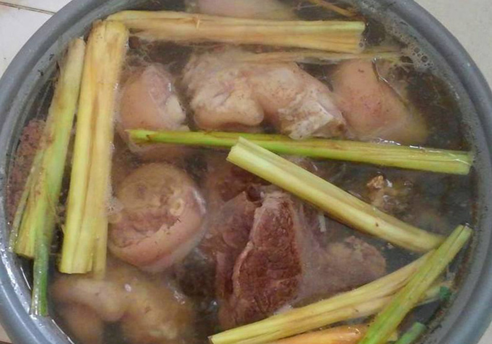 Stewing meat and bones