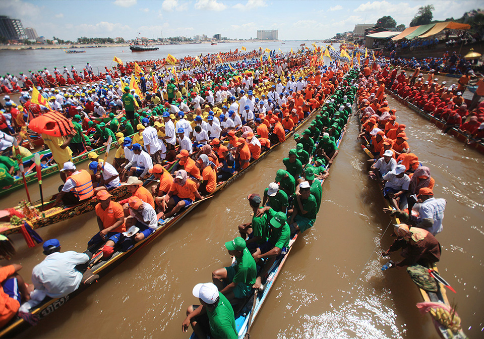 Boat racing on Tonle Sap Lake