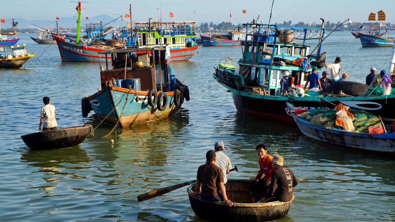 Vibrant atmosphere at hoian fishing market