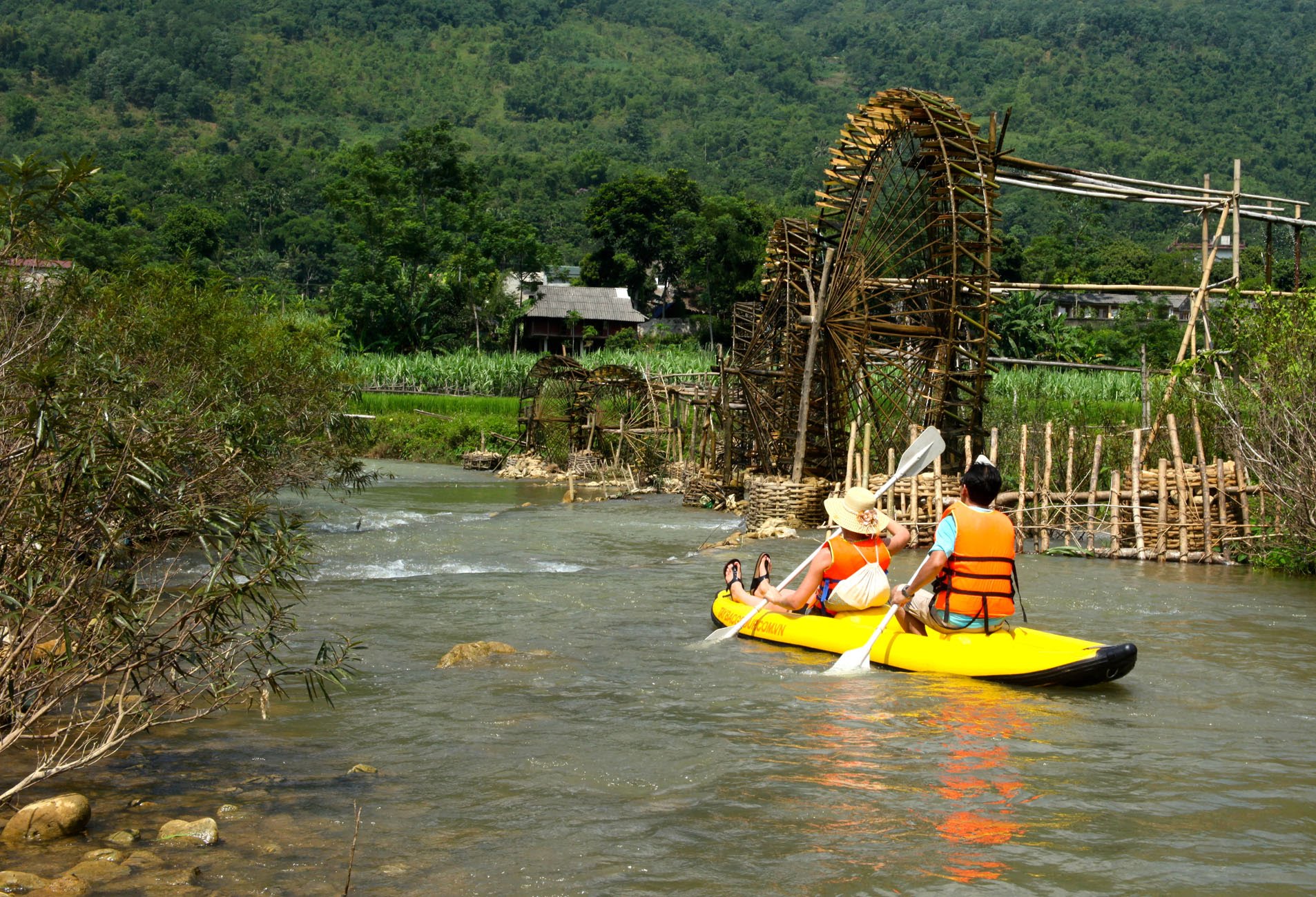 kayaking in Pu Luong