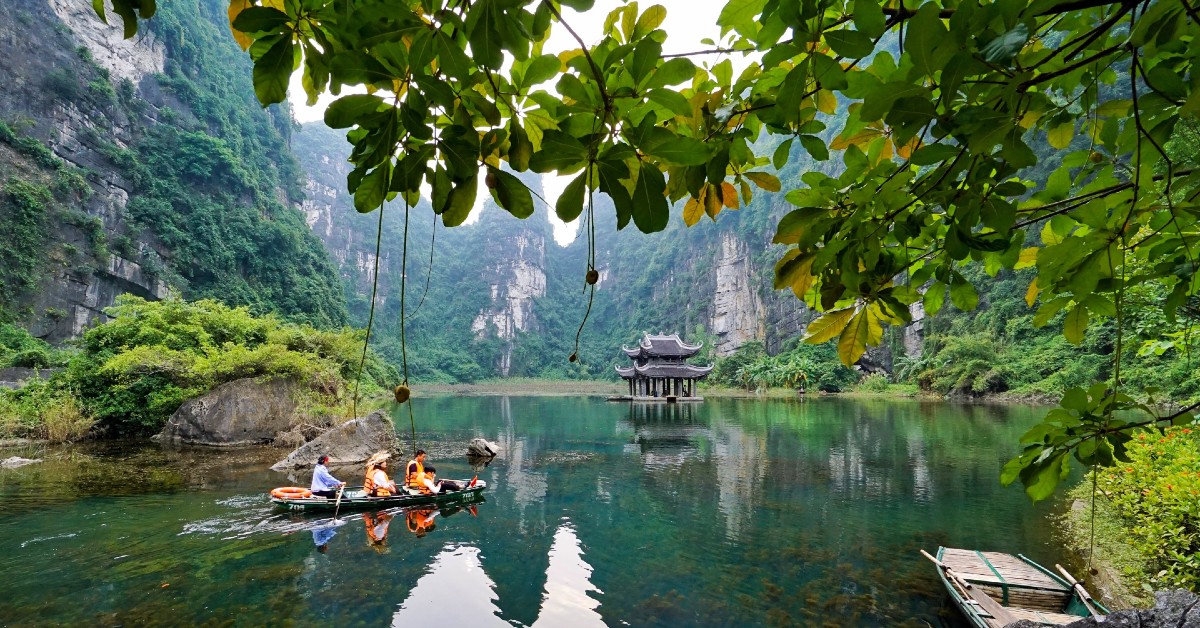 ninh binh travel things to see - trang an boat ride