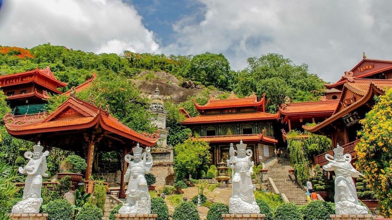 Hang Pagoda at Sam mountain