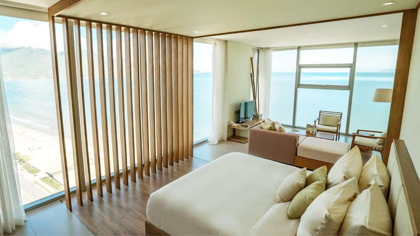 Charming room in Fusion Suites Danang with seaview (Image: Hotelmix.vn)