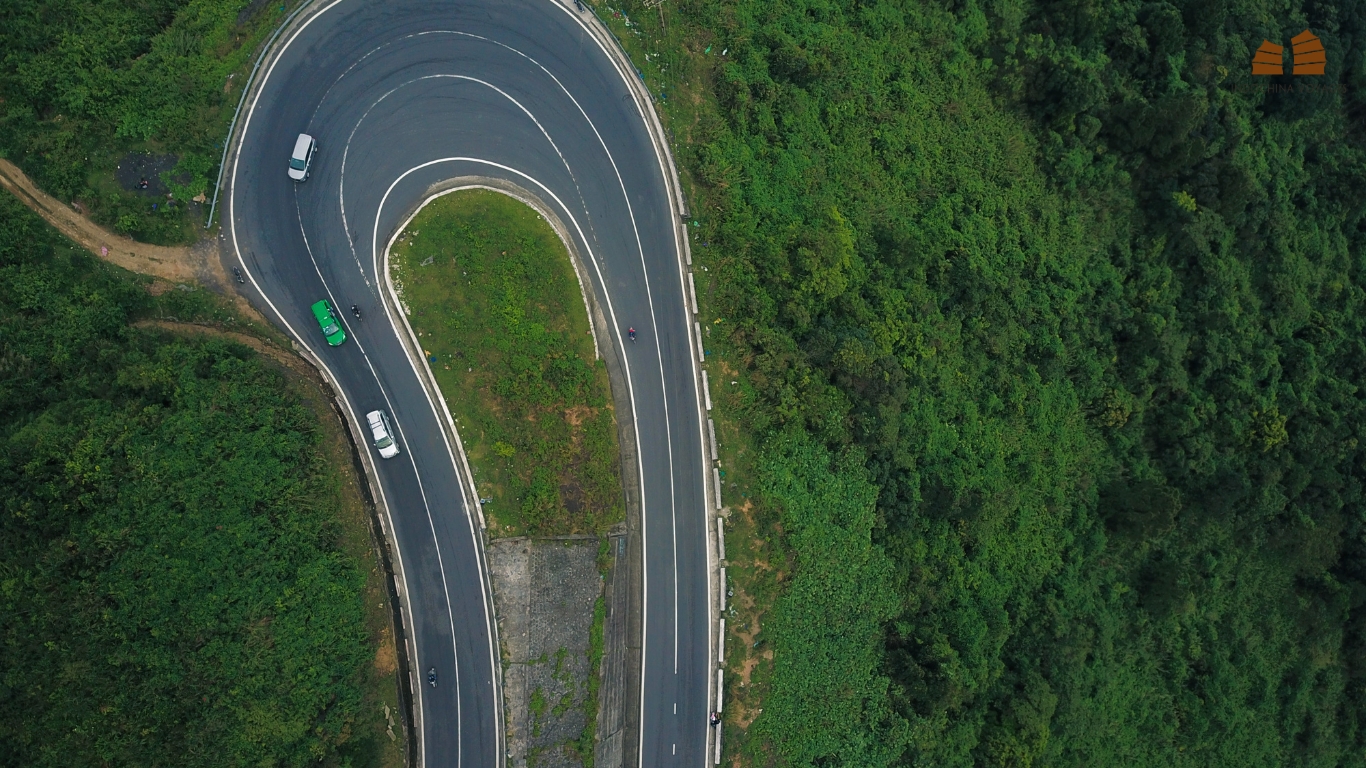 Hai Van Pass - Significant downhill road for Motor-holic