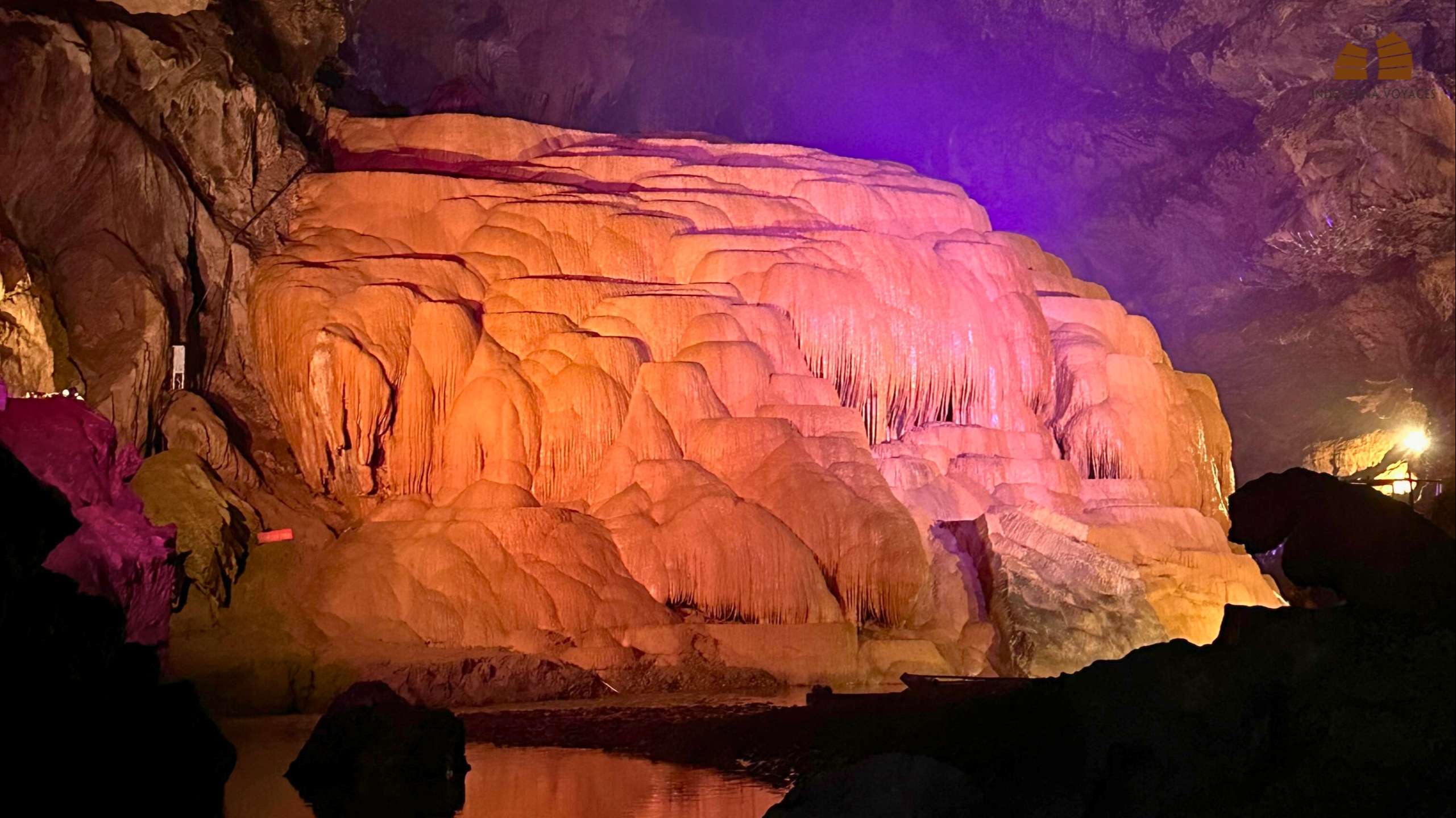 Nguom Ngao Cave with magnificent stalactites and stalagmites