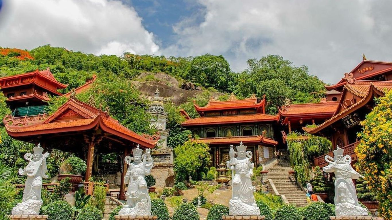 Overview of Hang pagoda in Sam Mountain