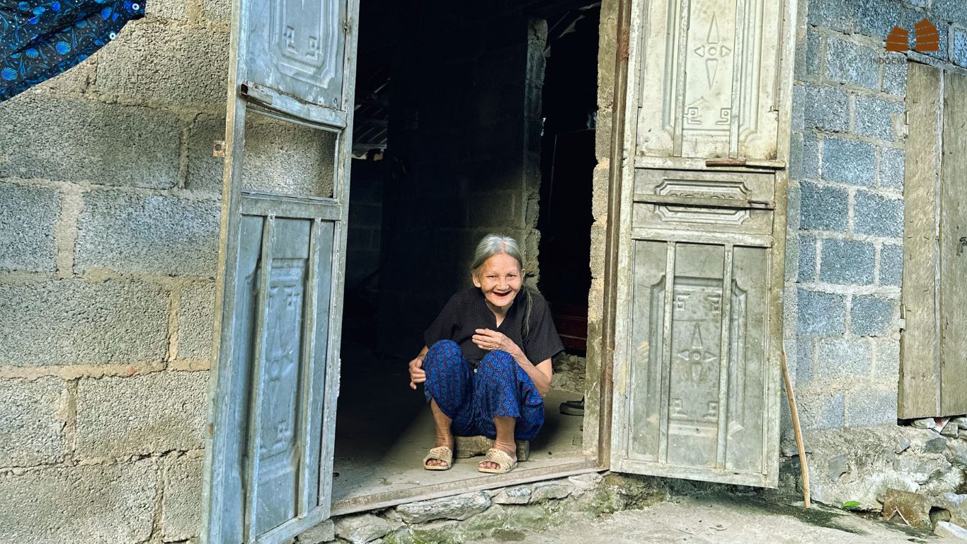 Warmly smile of people from ancient village in Cao Bang 