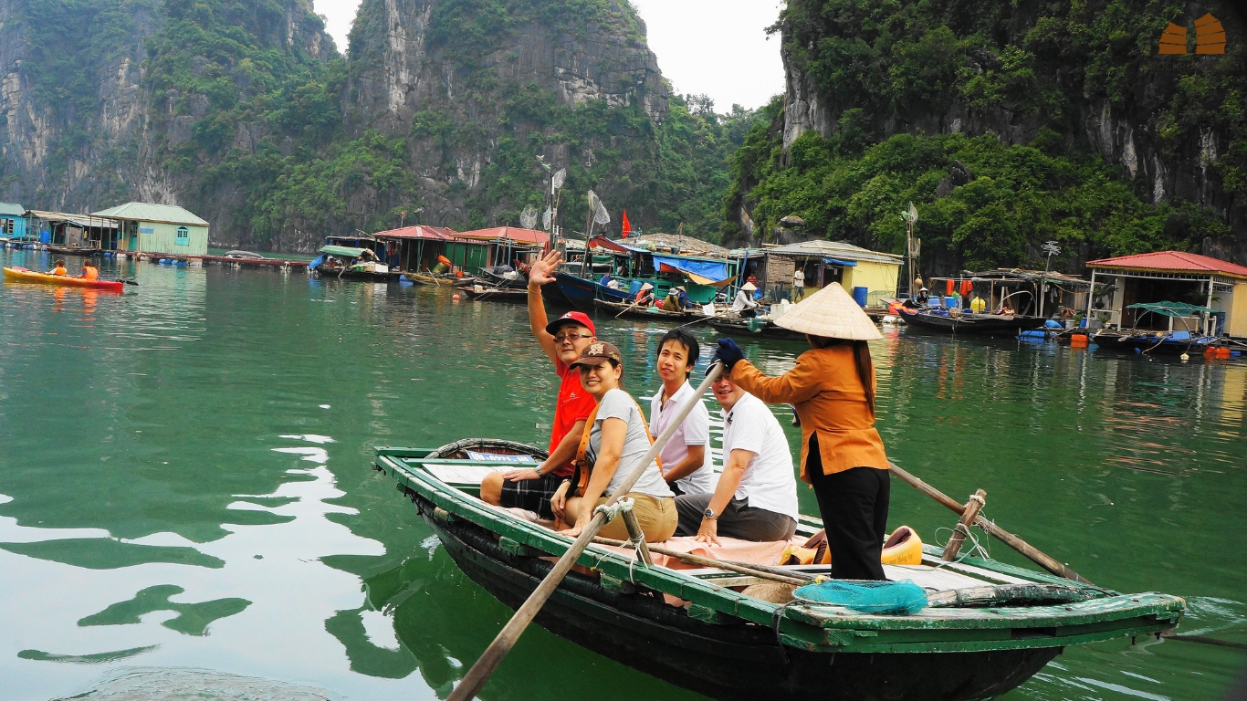 Bamboo boat trip for visiting floating fishing village