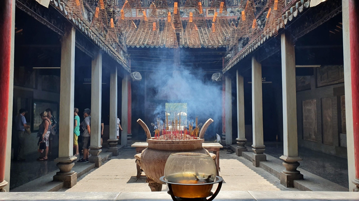 Burn Incense in Thien Hau Oldest Temple (Image: Go2Joy)
