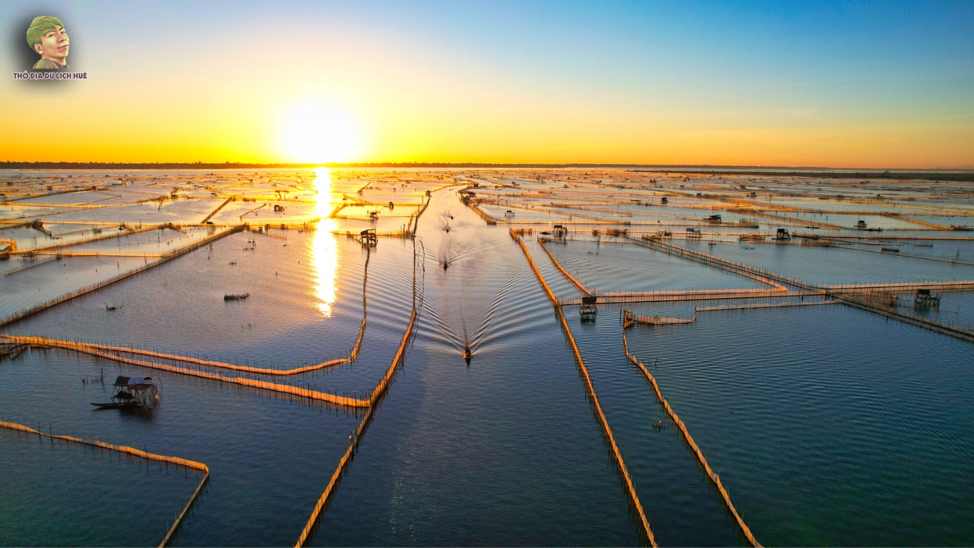 Charming sunset at Tam Giang Lagoon (Image: Tho Dia Du Lich Hue)