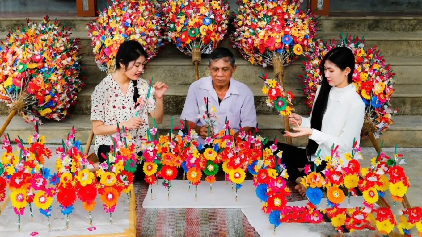 Explore paper flower handicrafts in Thanh Tien Village (image: Traveloka)